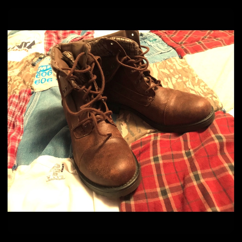 Combat boots
